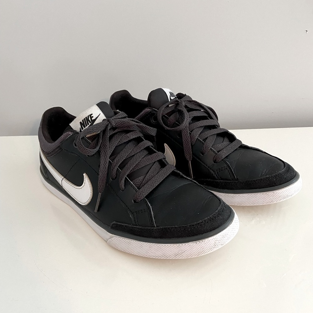 Nike women’s Capri III black sneakers